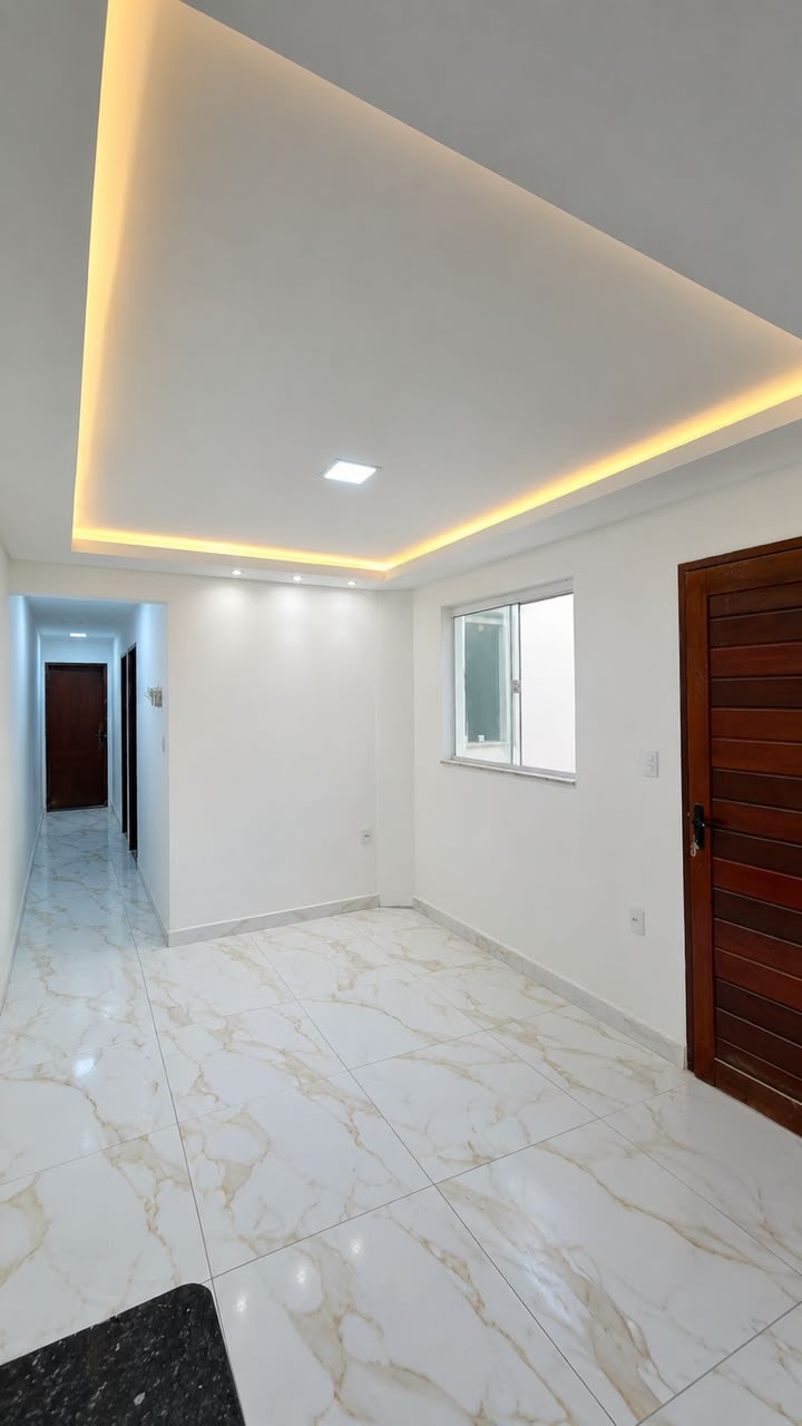 Sala real com iluminação indireta